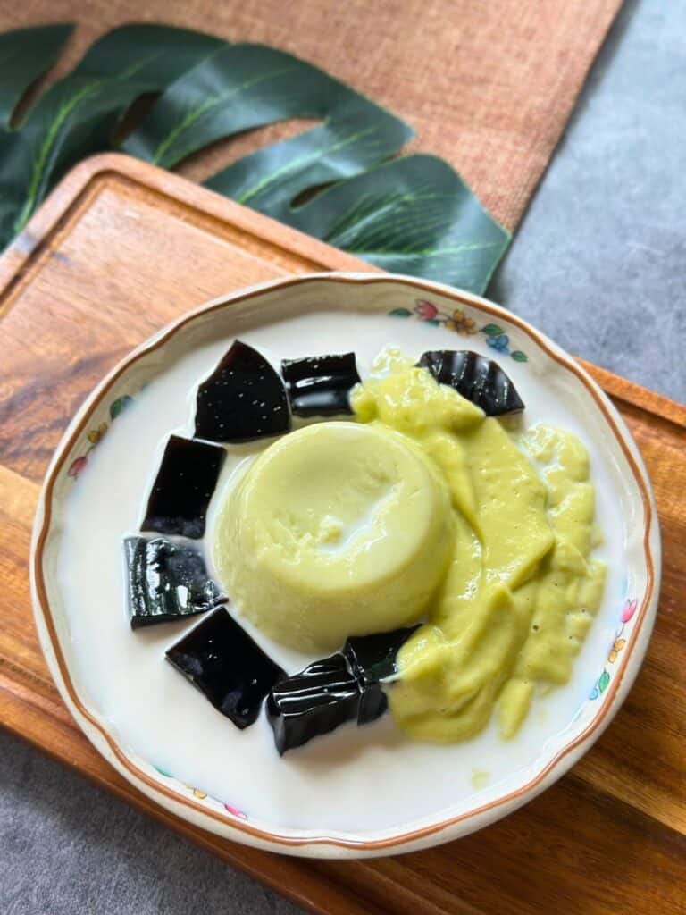 Chè Bơ (Vietnamese Avocado Pudding Dessert)